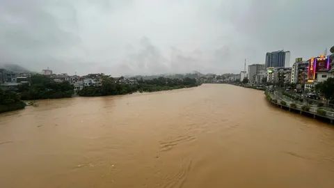 Nước lũ trên sông lên nhanh, cảnh báo ngập lụt nhiều nơi