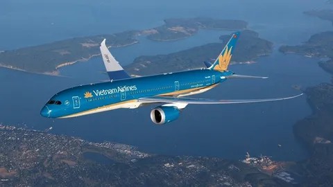 Yêu cầu Vietnam Airlines giải trình lý do tăng giá vé máy bay