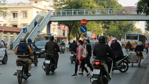 Cầu bộ hành không đi, người dân vẫn băng qua lòng đường