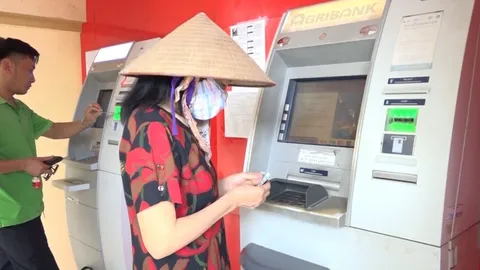 Khoảng 450.000 người ở Hà Nội đã nhận lương hưu qua thẻ ATM