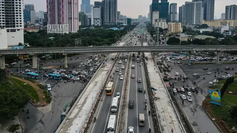 Hà Nội: Đường Phạm Văn Đồng - Phạm Hùng liên tục ùn ứ do rào chắn thi công