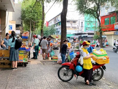 Liên tiếp các vụ học sinh bị ngộ độc: Hàng rong trước cổng trường bao giờ mới bị dẹp bỏ?