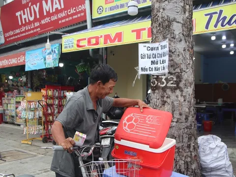 Cơm “treo” - sự giúp đỡ thầm lặng tới những người khó khăn