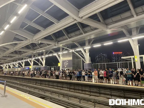 Quá đông khách đi trải nghiệm, tuyến metro Nhổn - ga Hà Nội phải dùng tới vé giấy