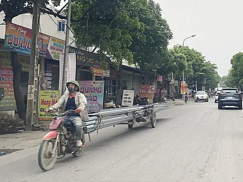 Muôn kiểu chở hàng quá khổ, quá tải gây nguy hiểm trên đường