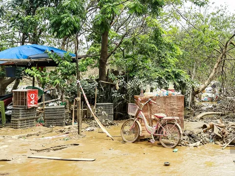 Hà Nội: Nước lũ rút dần, người dân tất bật dọn dẹp nhà cửa, đường sá