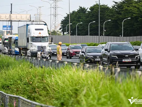 Kết thúc kỳ nghỉ lễ 2/9 sớm, người dân ùn ùn trở về Hà Nội