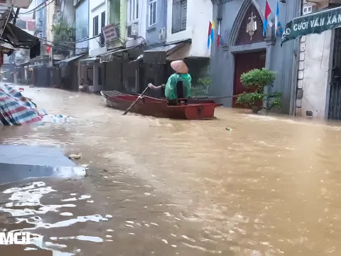 Cuộc sống người dân Phúc Tân chao đảo vì lũ lụt giữa lòng Thủ Đô