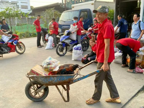 Thưởng Tết độc lạ: Tặng cá, tặng gà, tặng "tiền trong thẻ tín dụng"...cho người lao động